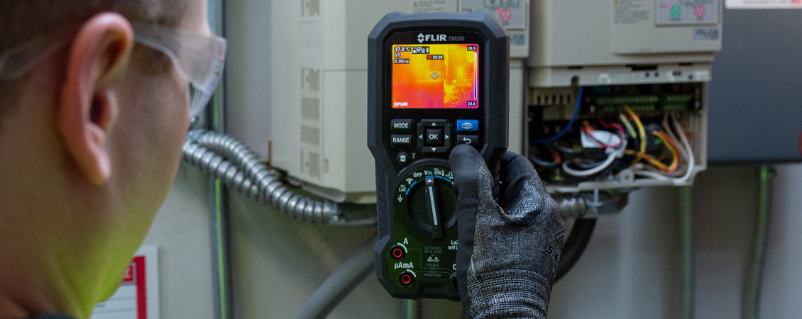 FLIR DM286 industrial multimeter with IGM™ thermal imaging, combining advanced electrical testing and infrared diagnostics in a rugged handheld design.