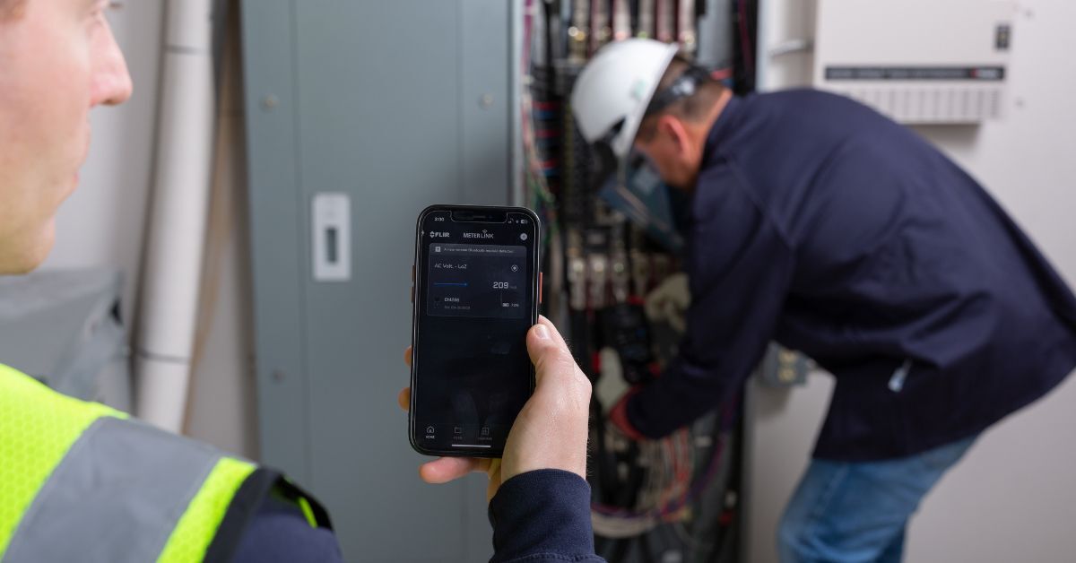 FLIR DM286 industrial multimeter with IGM™ thermal imaging and METERLiNK® connectivity, enabling technicians to capture measurements, thermal images, and transfer data seamlessly for electrical and coating inspections.