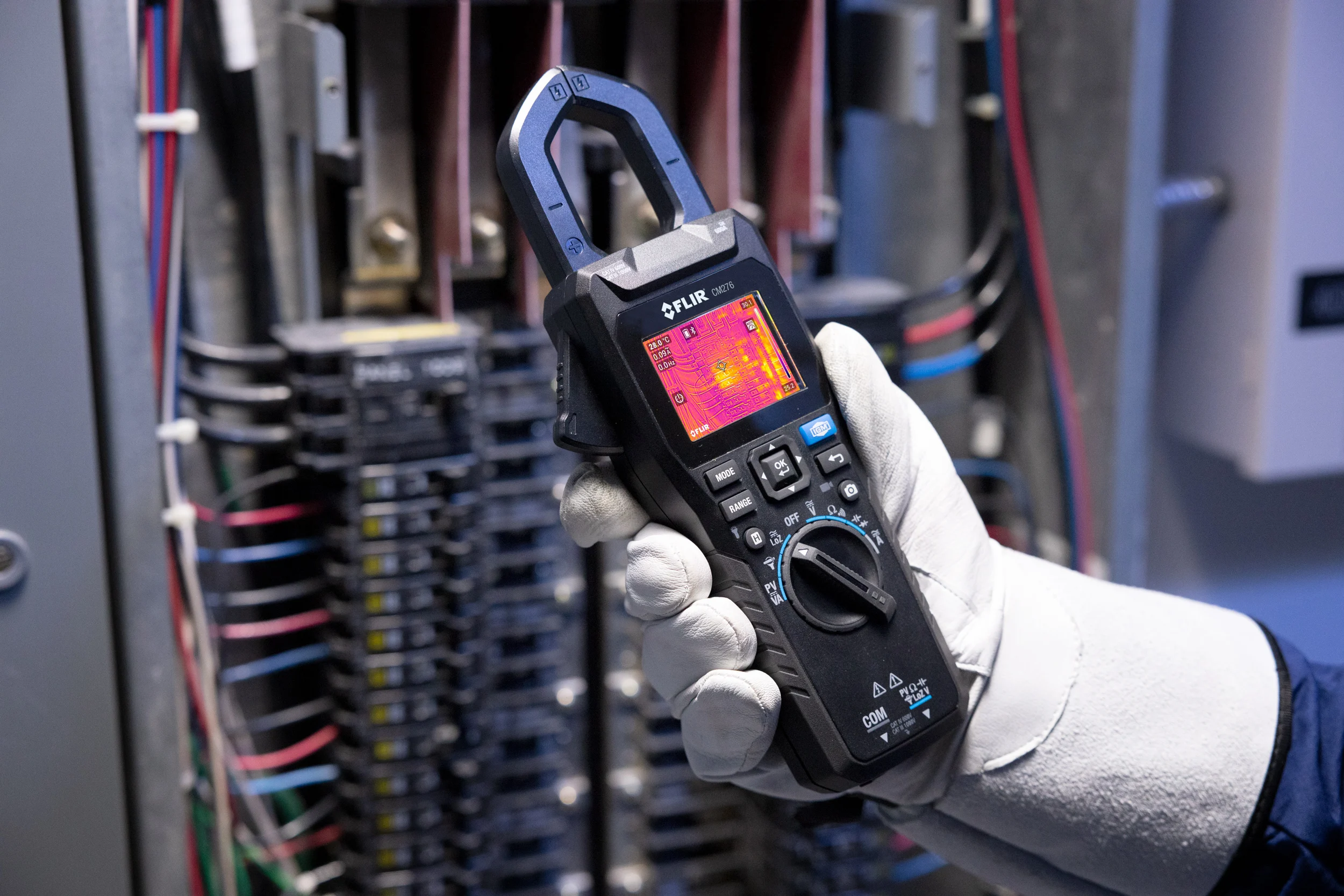 FLIR CM276 &ndash; the versatile thermal imaging clamp meter featuring a 2.4&Prime; TFT display with MSX&reg; overlay, true-RMS electrical measurements, LED worklight, and rugged design for safe, efficient inspections.
